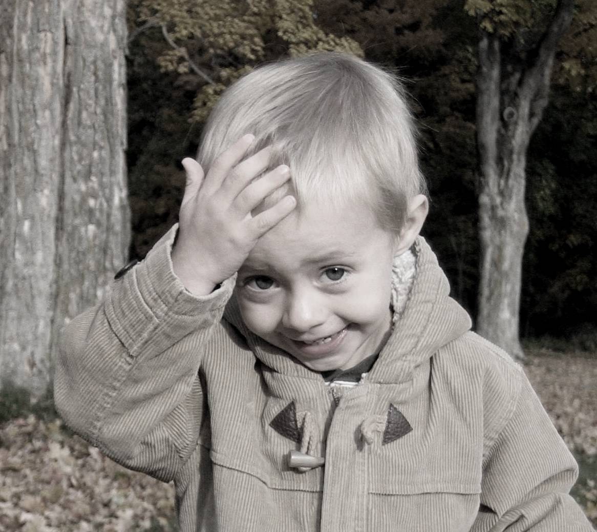 child thumping head
